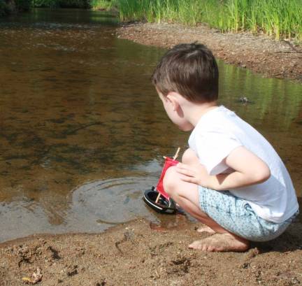 web_-pushing-off-the-boat